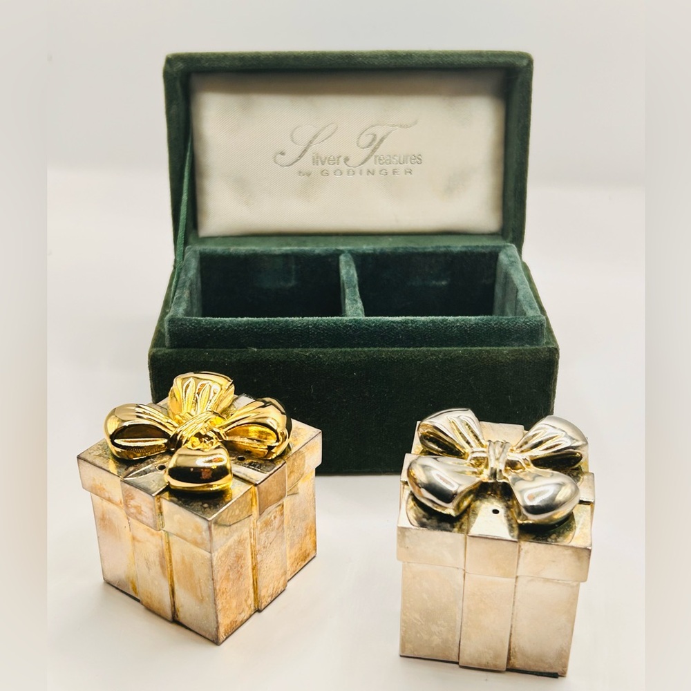 🎄Silver Treasures by Godinger silver plated present salt & pepper shakers